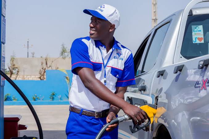 KiliFeuu's tweet photo. 📌Baisse des prix du carburant:   
- supercarburant : 920
- gasoil :  680 FCFA
Entrée en vigueur ce soir à partir de 18h.
(FD Média) https://t.co/dQmXnl60ez