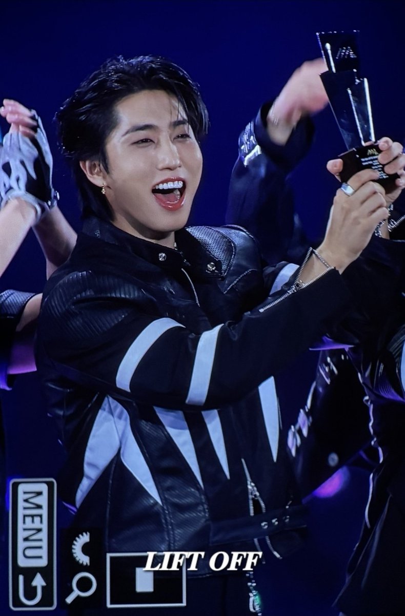 𝐋𝐈𝐅𝐓 𝐎𝐅𝐅 tweet media