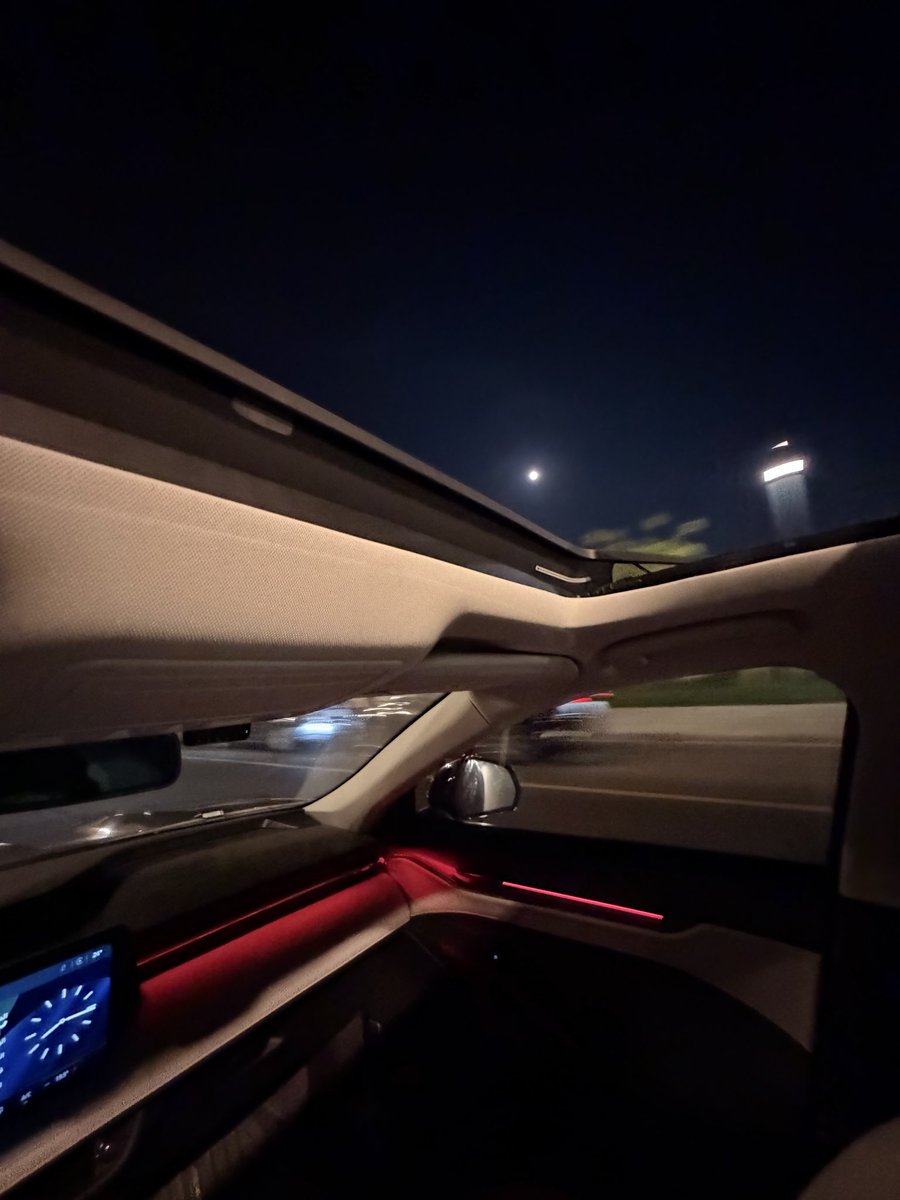 ليلة أحد طرَّز بها نور القمر ✨