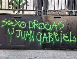 En la UNAL había un graffiti:
“Sexo, drogas y Juan Gabriel”

Ya no está, pero después de escuchar “Abrázame muy fuerte” lo entiendo todo.
