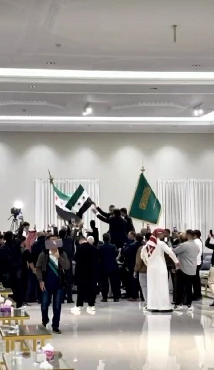 دارٍ لها بالقلب عشق وتكاليف
يأعل عين ماهوتها كفيفه
حنا ورثنا الملك عظم وغضاريف
لا ماورثنا الملك تاج وقطيفه
" ارفع راسك أنت سُعُودي"
طيبك جاوز كل حدودي مالك مثيل .... بالدنيا
غيرك ينقص وأنت تزود
🇸🇦💚🇸🇾