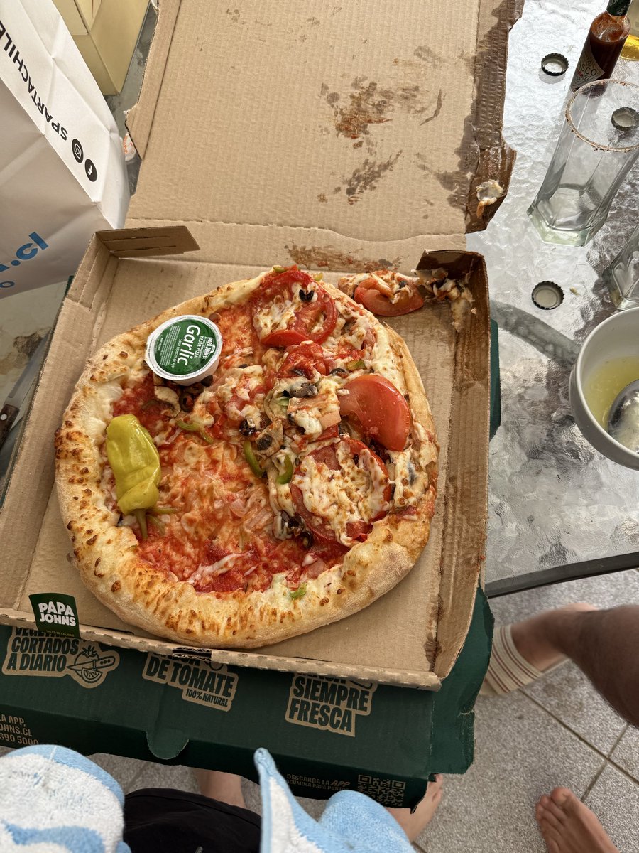 piporosasc's tweet photo. Hice pedido hoy por su aplicación y me llegó la pizza toda desarmada. No me deja reclamar y pedir la devolución del dinero por la aplicación. @papajohnschile https://t.co/ipRMQlKJ90