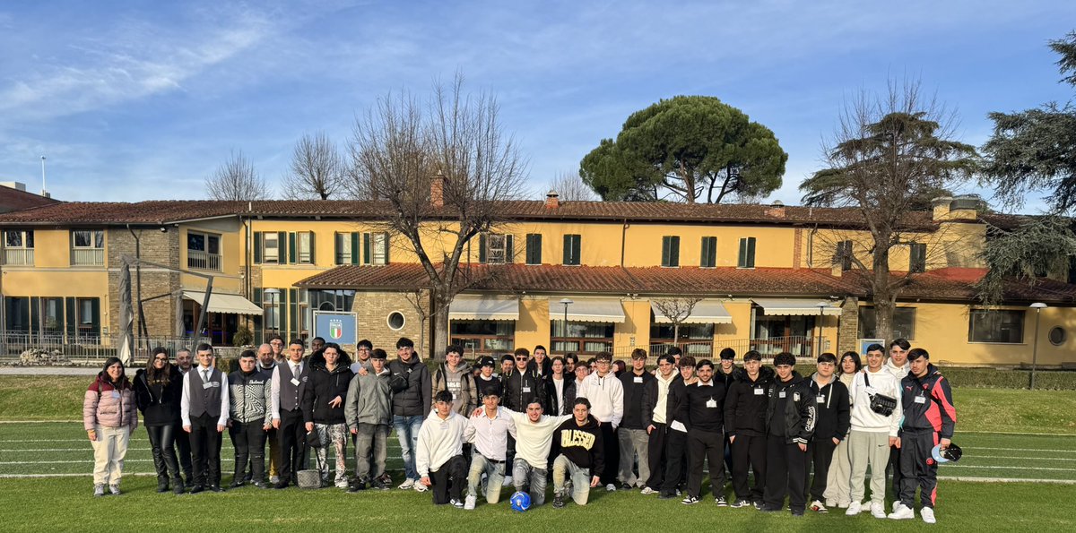 FIGC's tweet image. Ancora insieme all’Istituto ‘Morano’ nel progetto di alternanza scuola-lavoro 💙

Oggi, esattamente a due anni dal lancio dell’iniziativa, gli studenti di #Caivano in visita a #Coverciano 🫂

➡️ tinyurl.com/5h2axccz

#FIGC
