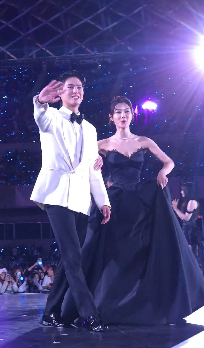 Marryka42582333's tweet photo. My beautiful couple💞
#aaa2025
#ParkBoGum #kimyoujung 
#boyoucouple👩‍❤️‍👨 
#loveinthemoonlight🌙☁️
#youthmt #ParkBoGumsCantabile https://t.co/jMwKU8eZEb