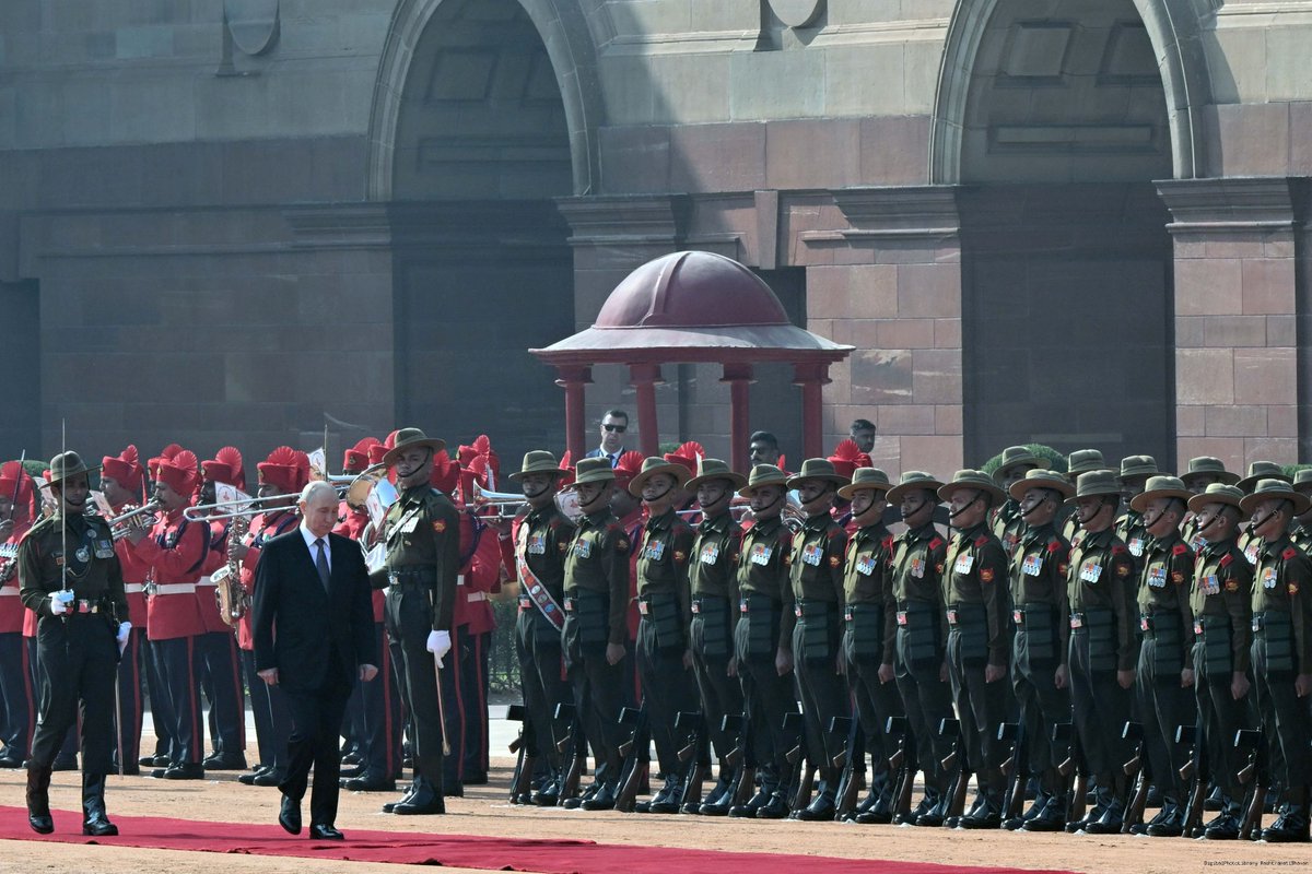 sierraoperator's tweet image. as the red carpet is being talked about , here&apos;s a clear image . babus truly do not care about perfection or aesthetics . we always settle for mediocrity , same was the case with pm house&apos;s fountain .