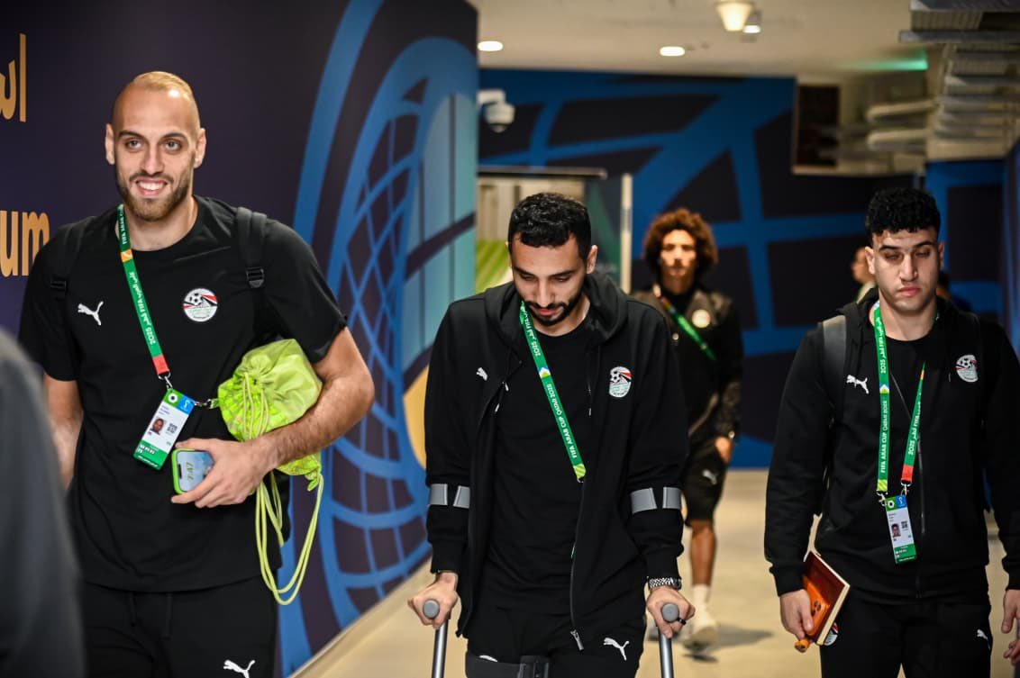 بعكاز.. كريم فؤاد يصل ملعب المباراة لمساندة منتخبنا الوطني 