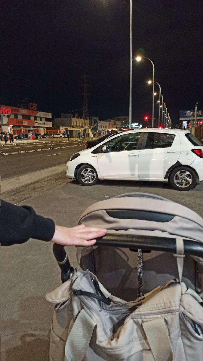 CopyConArte's tweet image. Si para meter el #tranvibús de #Sevilla se suprime el aparcamiento en un polígono industrial, la acera se convierte en el aparcamiento y los peatones van por... ¿la carretera? #SevillaHoy