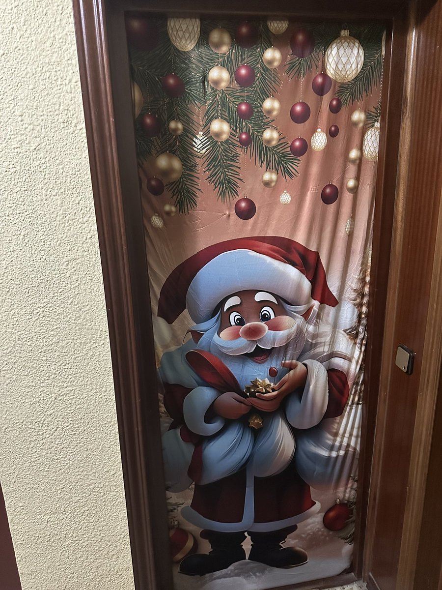 La batalla en mi edificio por ver quién tiene el mayor espíritu navideño ha llegado demasiado lejos