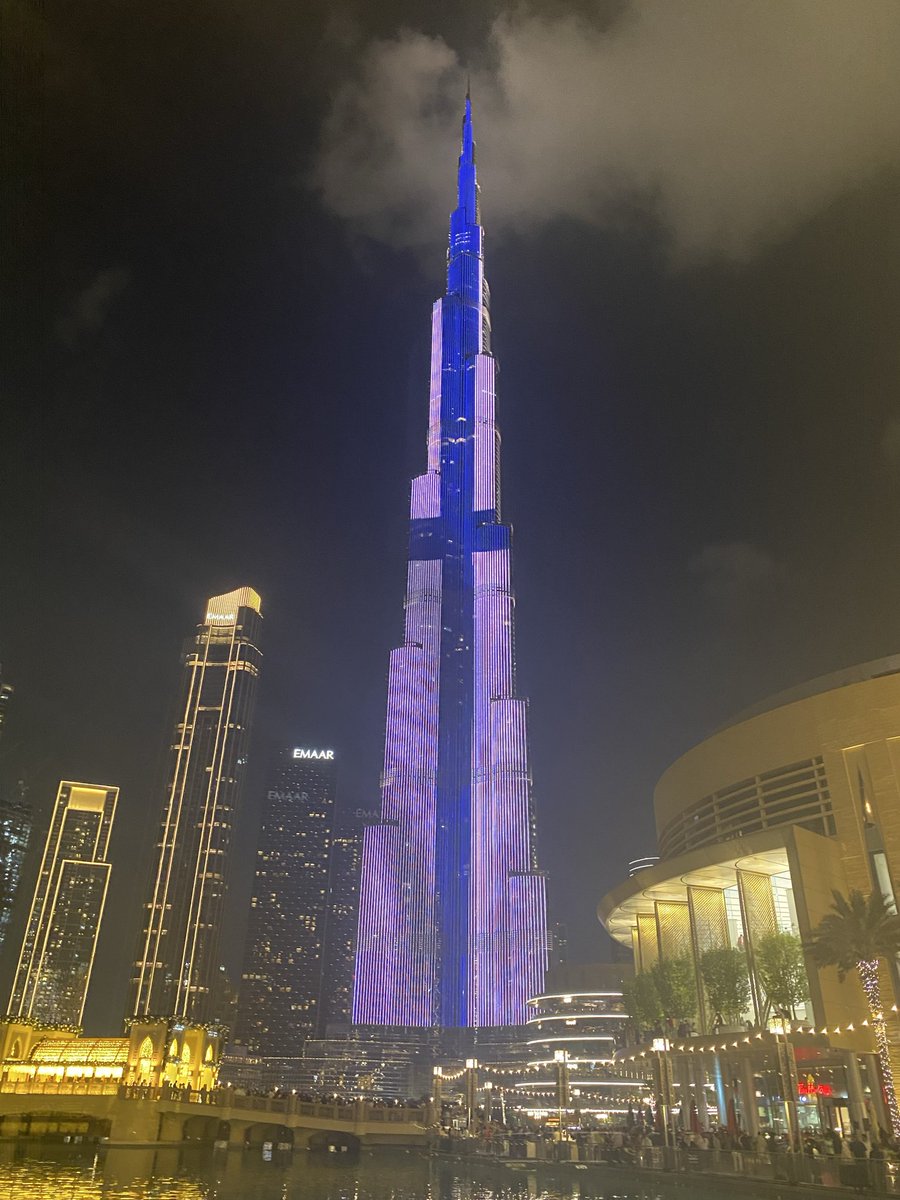 Celebrating 🇫🇮 Independence Day 🇫🇮in Dubai by the ever so impressive Burj Khalifa 💙