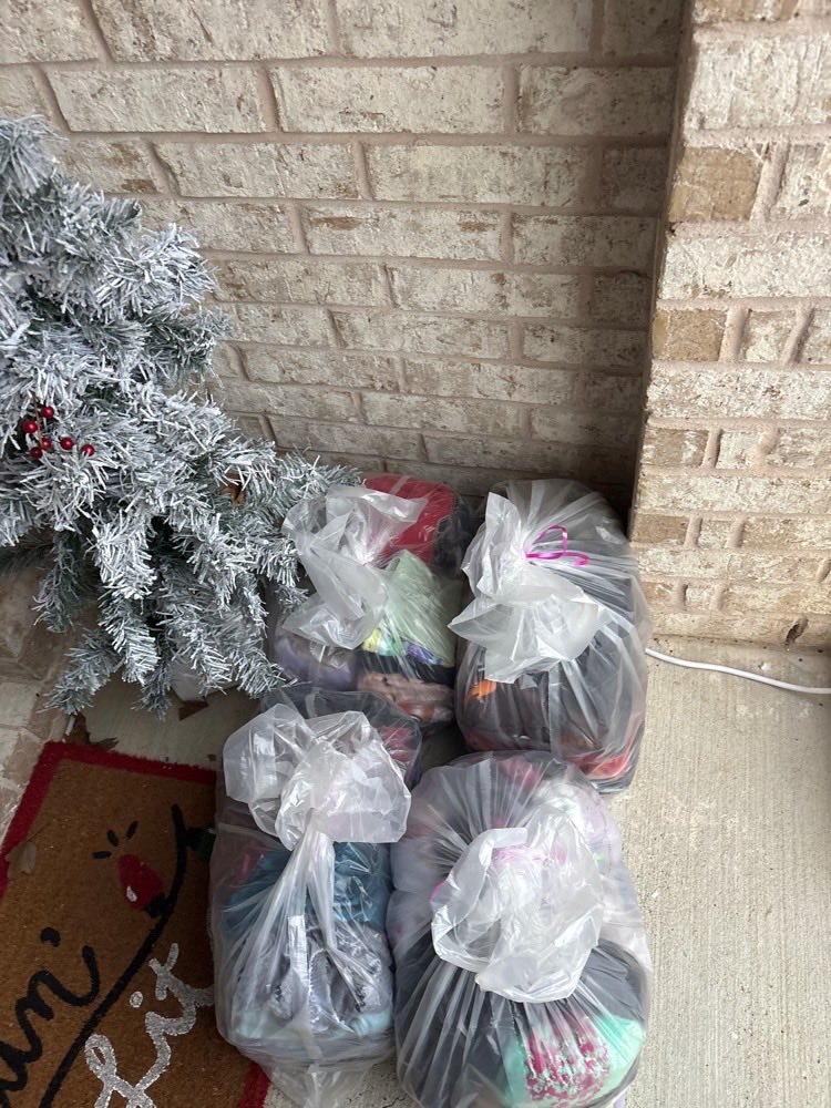 slim21's tweet photo. The Poplin laundry service will pick up your laundry from your house and bring it back the next day—with free delivery! It’ll be washed, dried, folded, sorted—ready to be put away. I love it! Use this link to get $10 off your first order. Enjoy! https://t.co/q5Y6tz37nF https://t.co/YavudAp6GI