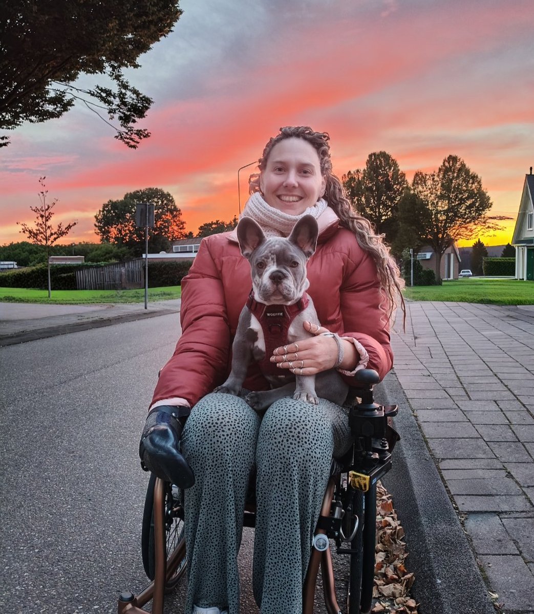 KeepsUp's tweet photo. Een berichtje van mijn dochter Nanette:
Lieve, lieve allemaal, 
Ik ben er stil van hoeveel mensen mij willen helpen. Of het nou met €5 is, of met een ongelooflijk bedrag van €10.000...
Iedere donatie raakt mij diep
Jullie zijn fantastisch 😘
Liefs Nanette
#wkloting #iedereen https://t.co/PtRhaNX9Vo