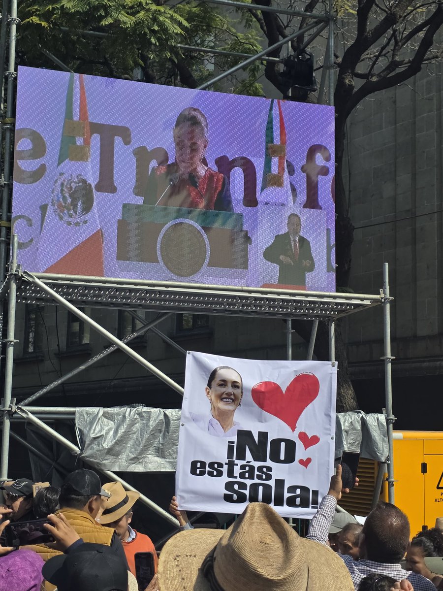 Mucha gente en la Plaza pública más hermosa del mundo.