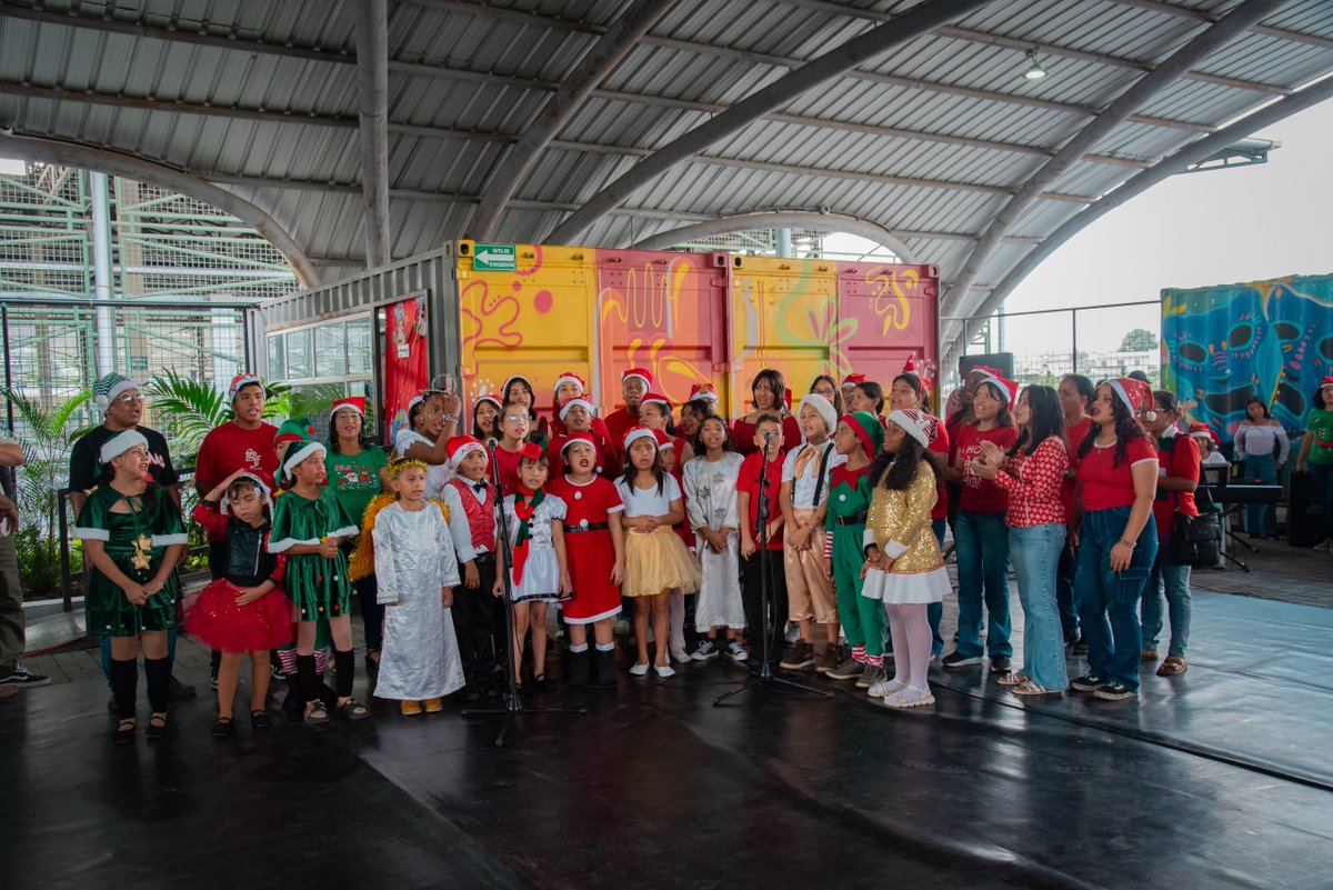 ZumarGye's tweet image. 🧵1) La magia de la Navidad iluminó ZUMAR Plaza Casuarina, donde los estudiantes del Centro de Arte Comunitario brillaron con presentaciones artísticas en la encendida del árbol de navideño.
#Guayaquil
#ConstruyendoLaCiudadDeTodos