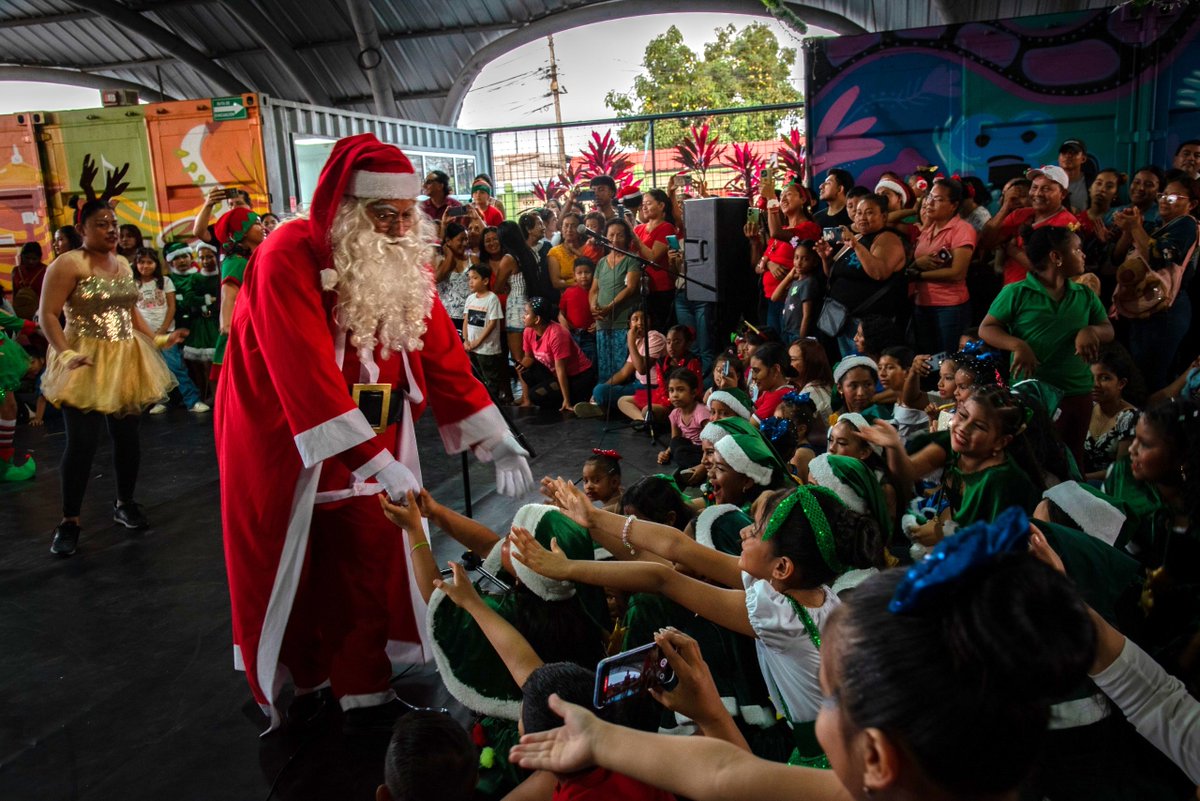 ZumarGye's tweet image. 🧵1) La magia de la Navidad iluminó ZUMAR Plaza Casuarina, donde los estudiantes del Centro de Arte Comunitario brillaron con presentaciones artísticas en la encendida del árbol de navideño.
#Guayaquil
#ConstruyendoLaCiudadDeTodos
