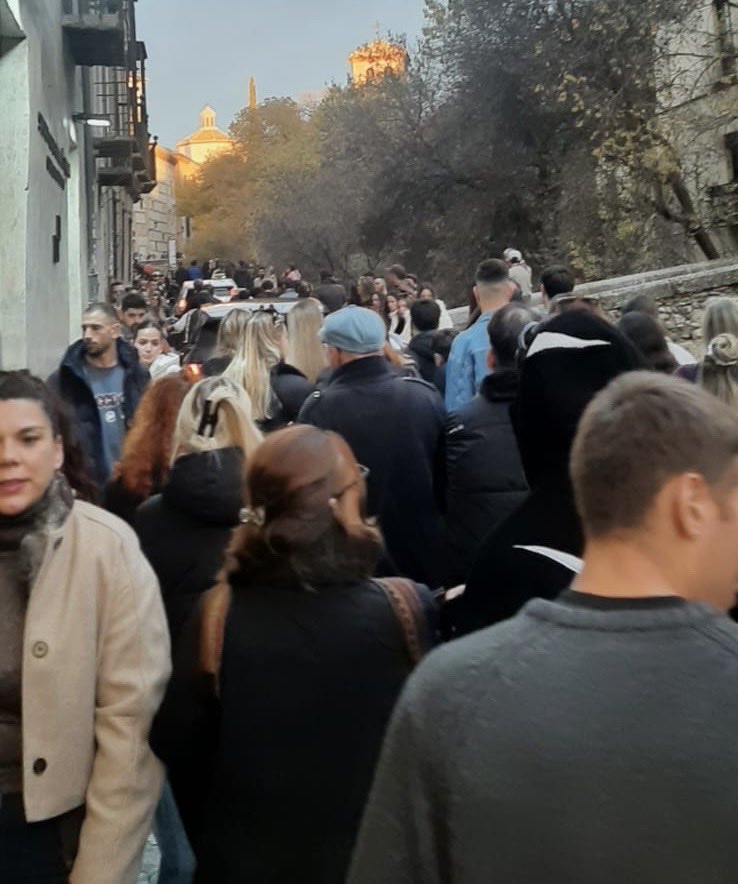 Este fin de semana en el Albayzin la vida vecinal es imposible. La carrera intransitable … #StopTurismoMasivo