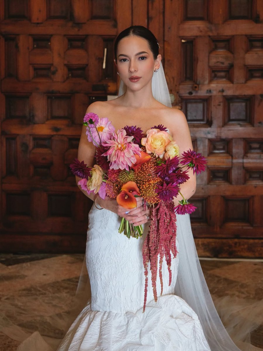 RadioDisneyMX's tweet image. ¡@PatyCantu nos sorprendió con la noticia de que se casó recientemente! 💍✨

El amor le queda increíble… casi tanto como “Corazón Bipolar” nos queda a nosotros. 💖🎶

¿Ya viste las fotos? Cuéntanos tu reacción. 😭👇

#NoticiasRD #PatyCantúRD #RadioDisneyMéxico