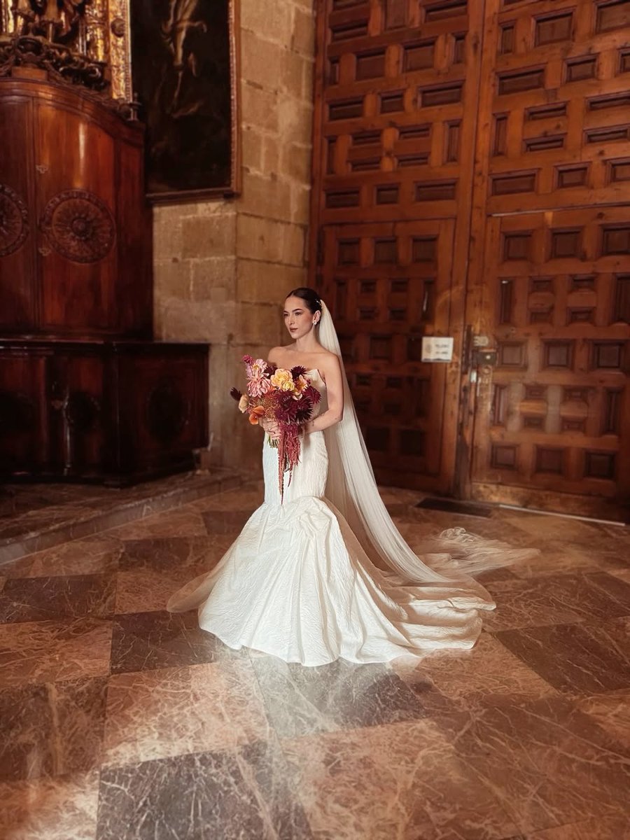 RadioDisneyMX's tweet image. ¡@PatyCantu nos sorprendió con la noticia de que se casó recientemente! 💍✨

El amor le queda increíble… casi tanto como “Corazón Bipolar” nos queda a nosotros. 💖🎶

¿Ya viste las fotos? Cuéntanos tu reacción. 😭👇

#NoticiasRD #PatyCantúRD #RadioDisneyMéxico