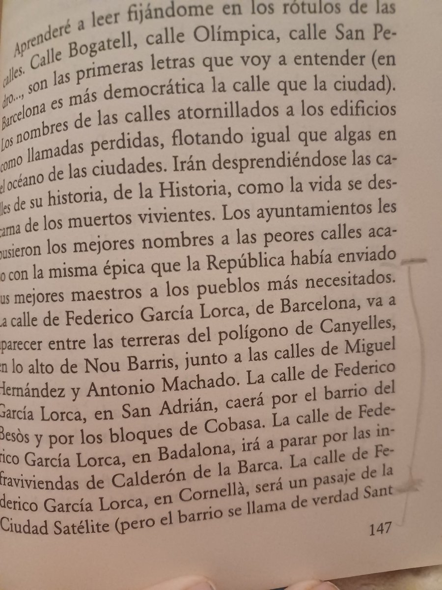 Geolocaliza Javier Pérez Andújar las calles que se llaman Federico García Lorca en ciudades como Barcelona, Sant Adrià, Cornellà, La Lagosta, Badalona, ubicada siempre en barrios obreros 
En la maravillosa "Paseos con mi madre"