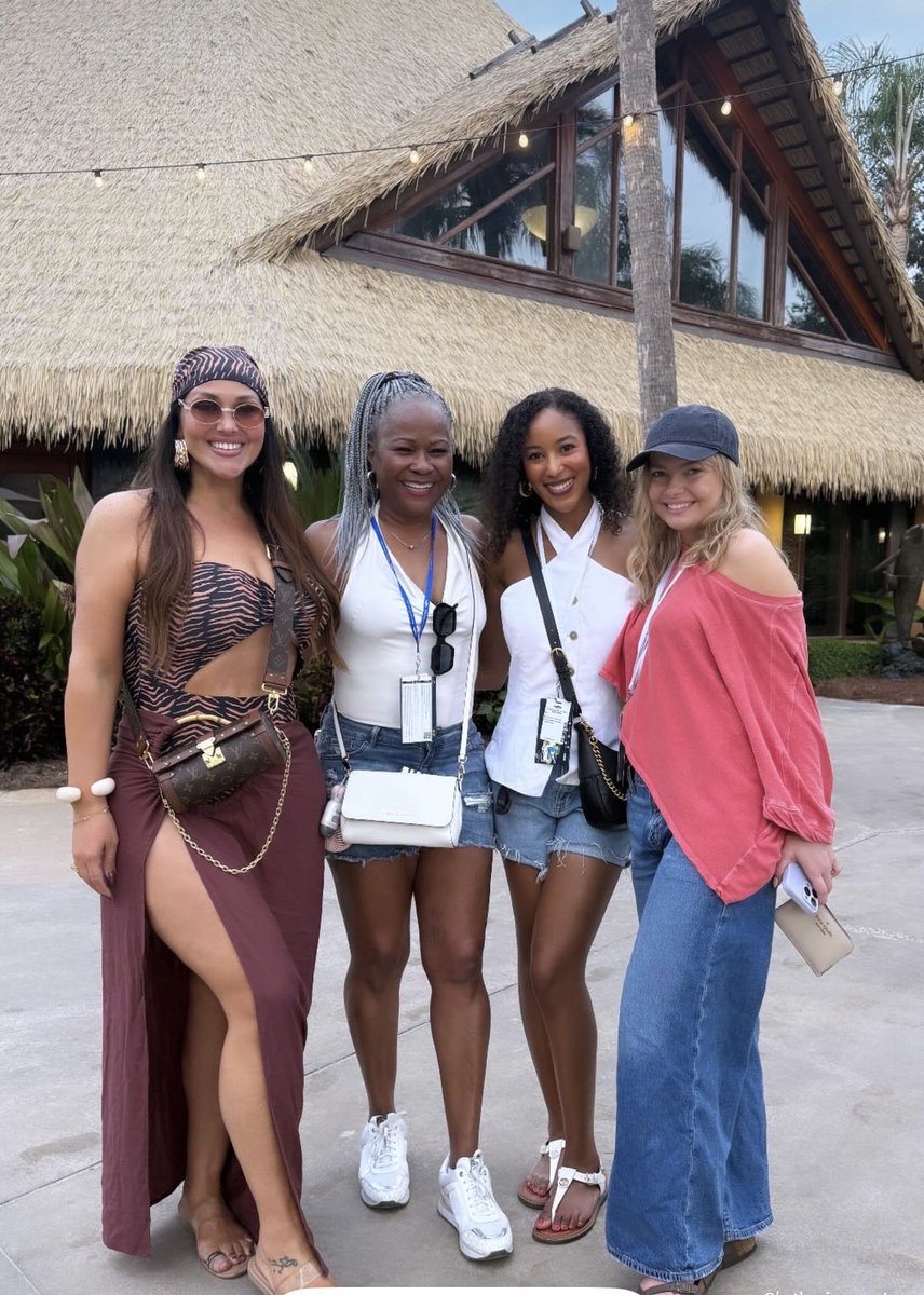 Ashley Hollis tweet media