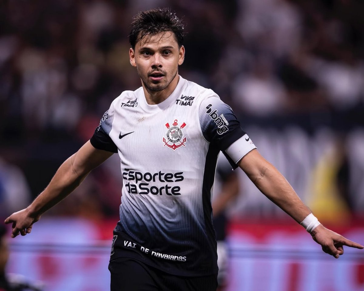 udan7_'s tweet photo. Sua opinião pode ser diferente da minha, e está tudo bem. Mas amanhã, contra o Juventude, na Neo Química Arena, o cenário tem que ser de despedida para Ángel Romero.

Idolatria vai além de números e títulos conquistados. Estamos falando de um rapaz que, mesmo com suas limitações, deu a cara a tapa por nós diversas vezes. Foi muito importante em 2017, 2018 e mesmo jogando pouco, marcou um gol memorável no fatídico 6 a 1 contra o São Paulo.

Em 2023? Somos eternamente gratos. Nas suas últimas 6 partidas, ele marcou 6 gols. Não foram gols inúteis, já que abriu o placar contra o Galo, fez o gol da vitória contra o Grêmio, empatou DUAS VEZES contra o Vasco da Gama após o Corinthians ficar na desvantagem, mesmo saindo derrotado, marcou o gol do empate contra o Internacional e ampliou contra o Coritiba. Defendeu a camisa em um momento de fragilidade e instabilidade da instituição.

Em 2024, seu ano não foi dos melhores, mas ainda estava lá pelos nossos. Nunca iremos esquecer quem quase pulou na arquibancada para tirar os policiais da torcida do Corinthians contra o Criciúma, fora de casa — e nesse mesmo jogo, marcou gol.

Seu ciclo aqui acabou há um tempo. Porém, Ángel, eu sou eternamente grato a você. Quando fomos eliminados para o Colo Colo na Libertadores de 2018, eu chorei pelo seu esforço. Eu era uma criança, e amava você pela alegria e amor que você transmitia em campo. Abri meu PES e marquei mais de 20 gols contigo contra esses vermes kkkk

Se amar você for um pecado, eu sou o maior pecador do planeta. Amanhã, vamos jogar por você. Espero que você marque diante da torcida que tanto defendeu!

ÁNGEL RODRIGO ROMERO VILLAMAYOR, ÍDOLO DO SPORT CLUB CORINTHIANS PAULISTA!
