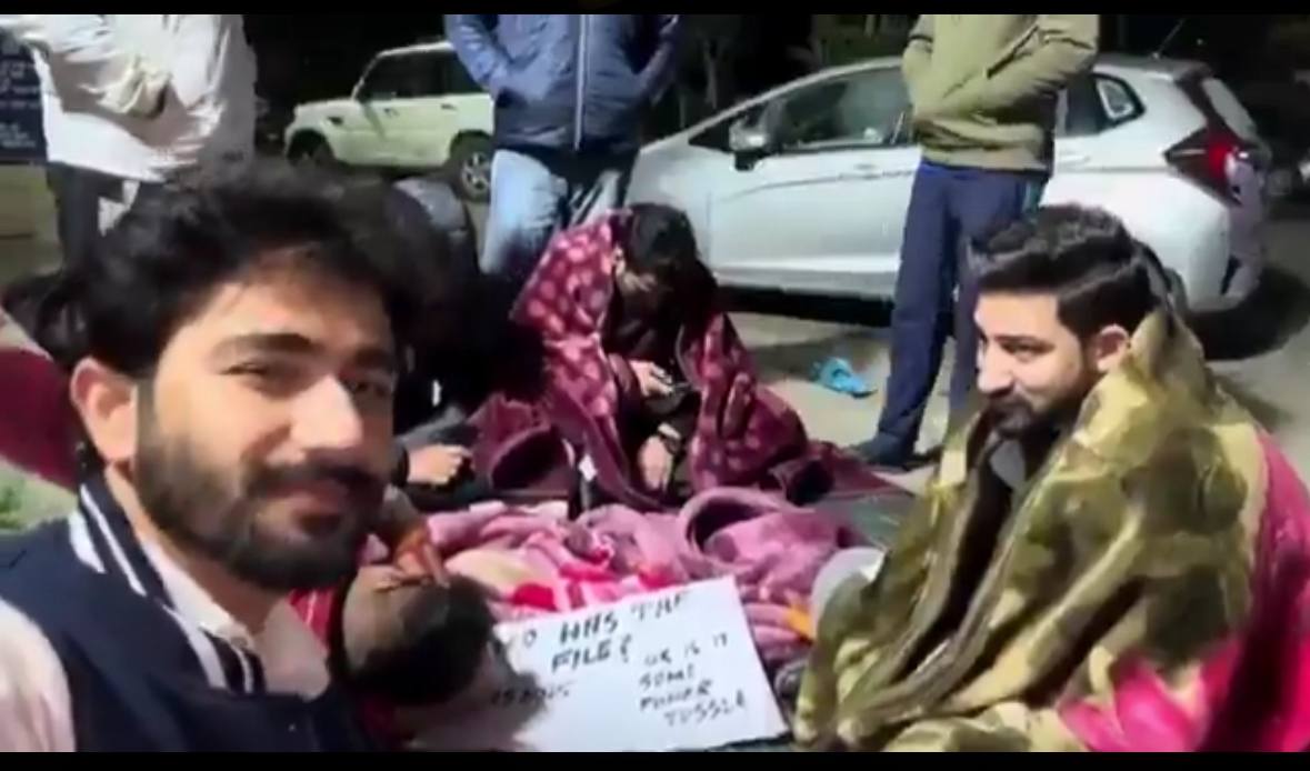 wm_writes13's tweet photo. Look at them… sitting in freezing cold on a 2day hunger strike No food no water  just asking for basic justice
Which government ignores its own students like this
Nobody is prepared for this exam whether below 32 or above 32
This silence is cruelty
#JKPSC 
#JKAS 
#INDvsSA3rdodi https://t.co/wvac9eq3md