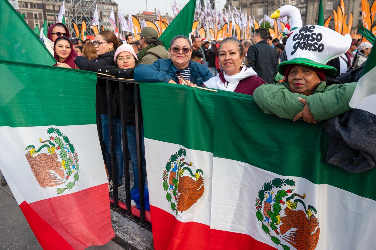 Un pueblo feliz
desborda el Zócalo para celebrar 7 años de un gobierno humanista que destruyó a los neoliberales y cambió positivamente el destino de esta Gran Nación para siempre ❤️‍🔥❤️‍🔥❤️‍🔥

¡Viva la Transformación 
del Pueblo!