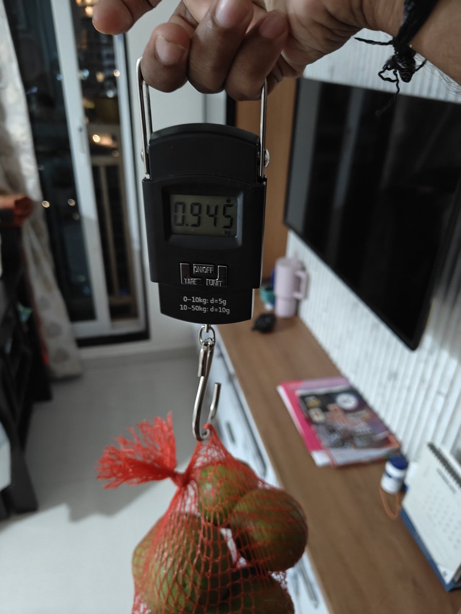 bingi1992's tweet photo. @Flipkartminutes Worst scamming app ever , I have ordered 1kg of mosambi multiple times and every time the weight delivered is below 950grams. Once 915 grams,930 grams,950grams so on. They are opening scamming people https://t.co/1uijEvs3ah