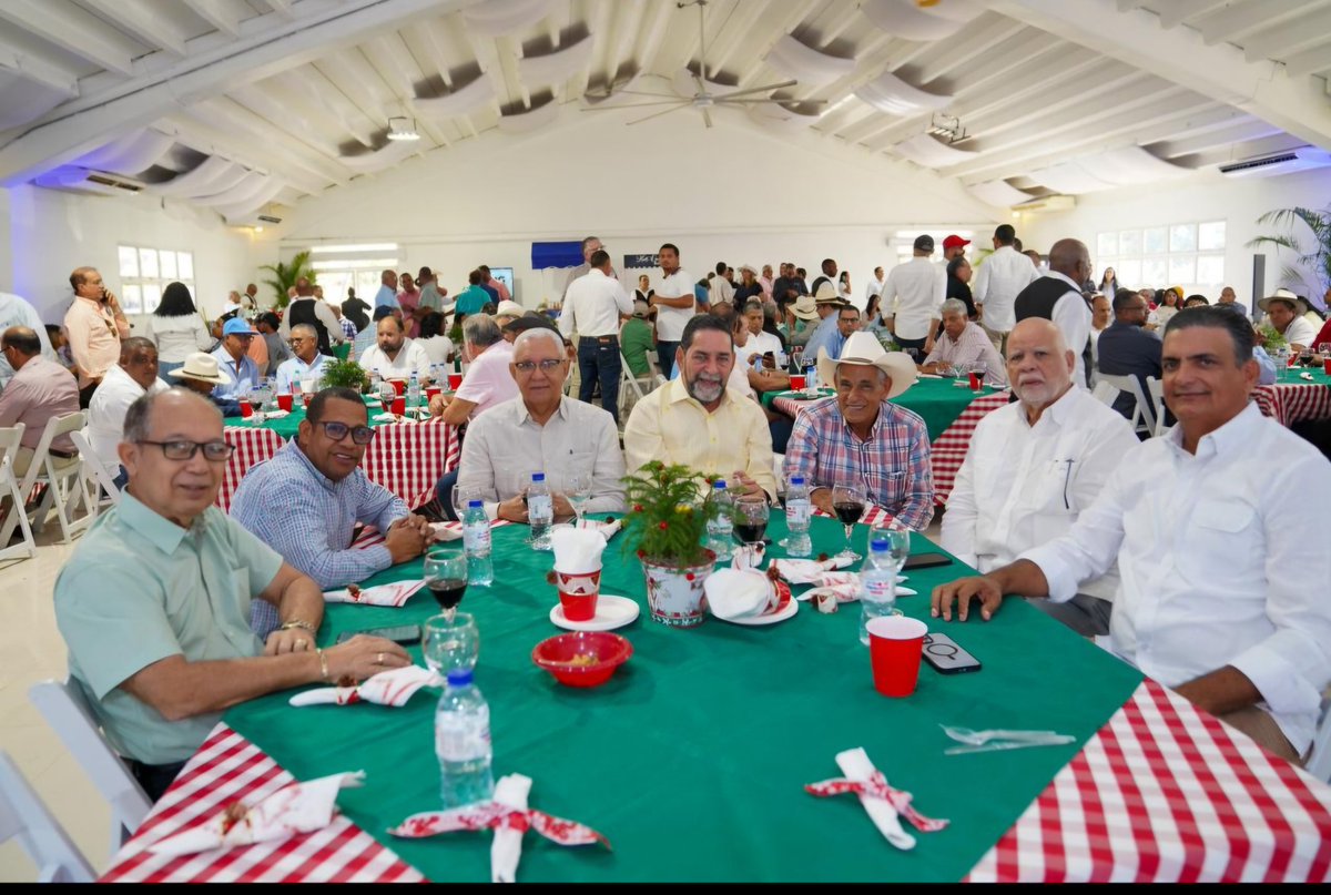 Ayer participamos como invitado del Patronato Nacional de Ganaderos en el tradicional encuentro navideño que se celebra en la Feria Ganadera del DN. Compartimos con los líderes del sector y muchos de sus amigos, veterinarios y colegas de la agropecuaria nacional !