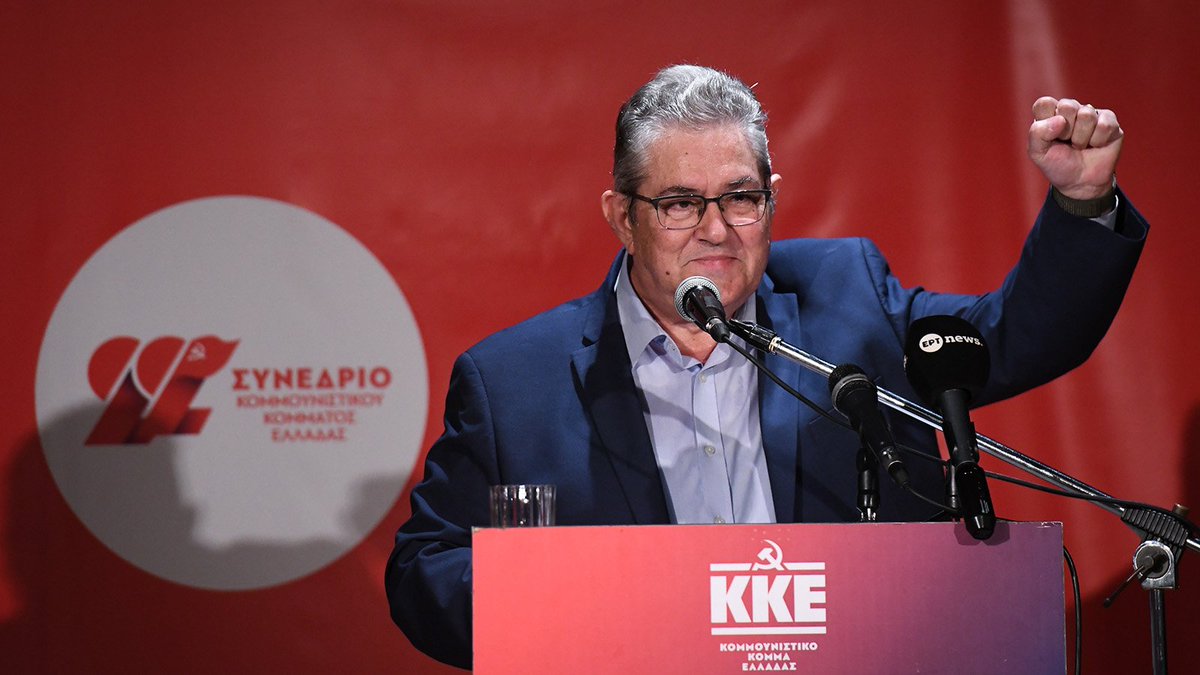 📌Στο κατάμεστο δημοτικό θέατρο Μαξίμ στον Τύρναβο Λάρισας μίλησε σήμερα το απόγευμα ο ΓΓ της ΚΕ του ΚΚΕ, Δημήτρης Κουτσούμπας στο πλαίσιο της επίσκεψης που πραγματοποιεί στην Θεσσαλία, σήμερα και αύριο. 
🔴Όπως τόνισε για τον μαζικό ξεσηκωμό των βιοπαλαιστών αγροτών και