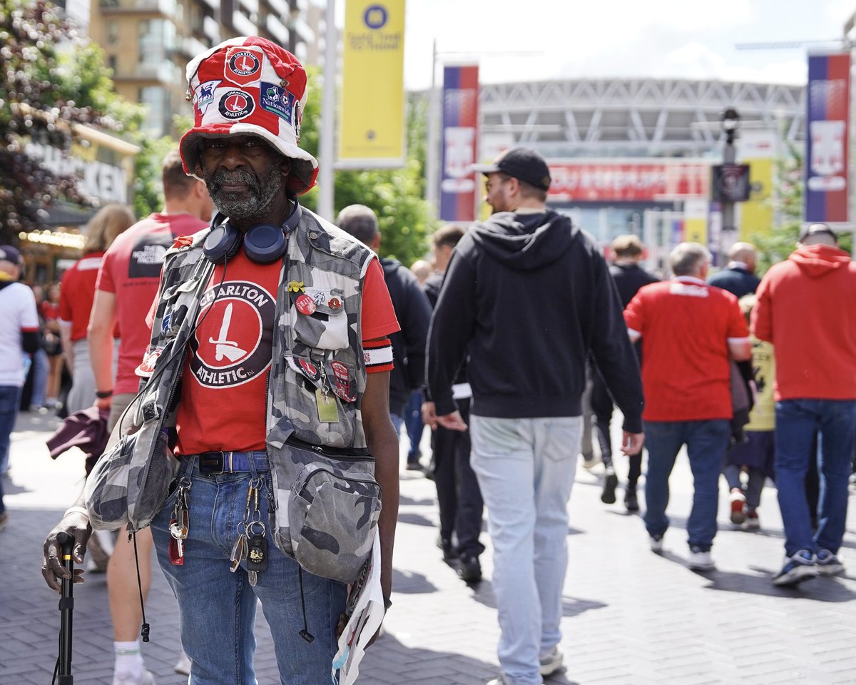 rheaphotographs's tweet image. Took this photo of Norman before the play-off final this year, he was the definition of proper Charlton, he’ll be deeply missed at the Valley and at away games, my thoughts are with his family and friends. 

RIP to a Charlton legend🕊️❤️

#cafc