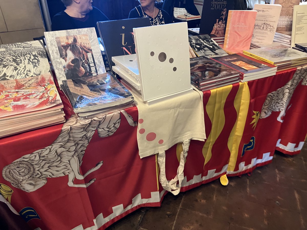 Mostra Mercato Editoria di Contrada. 
Oggi e domani a #Siena all'interno del Palazzo Comunale ci sono diciassette tavoli "stracolmi" di libri, documenti, fotografie e tutto quello che racconta la storia delle contrade del #Palio di Siena.
Bello 🫶