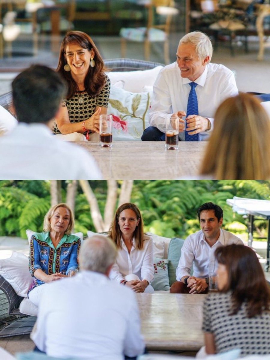 Charles_scl's tweet photo. @Manena @partidodelorden @joseantoniokast Familia Piñera Morel entregó su apoyo a Kast tras la primera vuelta y lo ha vuelto a ratificar hoy día.

¿O acaso creen que iban a apoyar a una golpista comunista octubrista que se tomaba fotos con una imagen que decía Piñera ahorcado?

Spoiler: CNN borró su tweet falso https://t.co/7yPLloaDNS