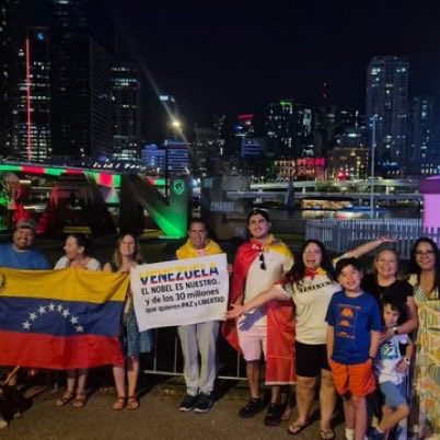 lilianaf523's tweet photo. 🔴 VENEZOLANOS EN AUSTRALIA se sumaron a la protesta global por la LIBERTAD de Venezuela. 

#ElNobelEsNuestro. https://t.co/2wZXk8I4S4