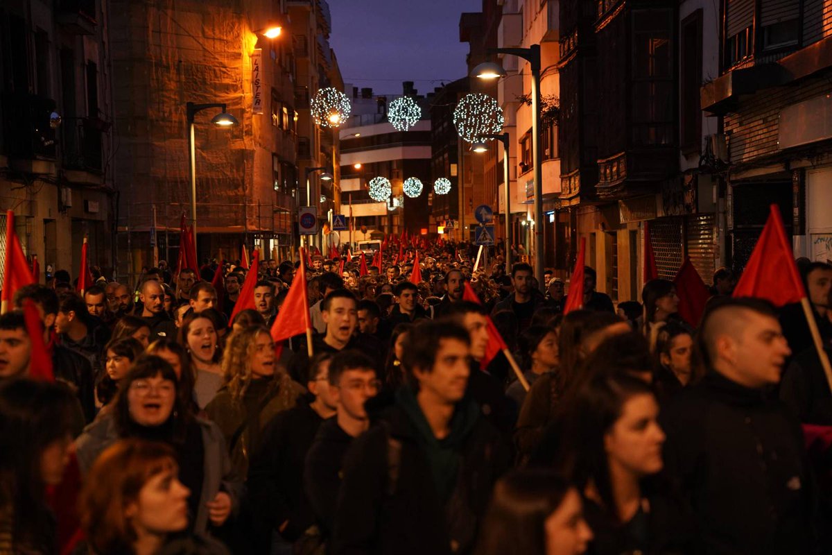 🚩 Sozialismoaren eta autodeterminazioaren alde milaka pertsona batu gara Durangon. 

Frankismoarekin hautsi gabe 78ko erregimena eratu eta gero, oraindik, langileon haustura politikoa beharrezkoa dela aldarrikatzeko!