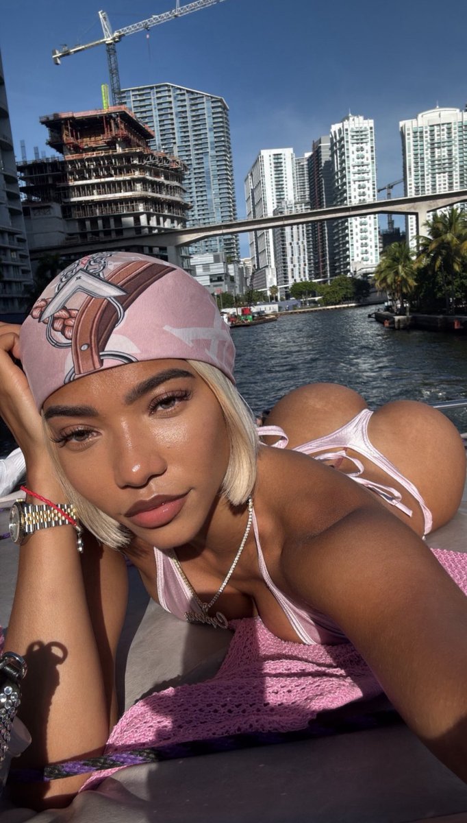 BaddGirlssOnly's tweet photo. suns out https://t.co/5IpYP3gYqr