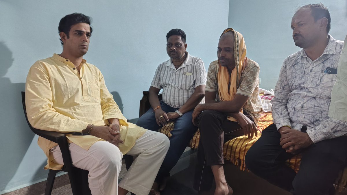 ArkeshOfficial's tweet photo. ନିଜ ପୁଅ ଓ ମାଁଙ୍କୁ ହରାଇ ମର୍ମାହତ ଆମ ବଲାଙ୍ଗିର ଆରଆର କଲୋନୀ ବାସିନ୍ଦା ଆମର ପ୍ରୀୟ ଭାଇ ଶ୍ରୀ ସୁଧୀର ଖୁଆସଙ୍କୁ ଦେଖା କରି ଗଭୀର ଅଶୃଳ ଶ୍ରଦ୍ଧାଞ୍ଜଳୀ ଜ୍ଞାପନ କରିବା ସହିତ ତାଙ୍କ ଶୋକସନ୍ତପ୍ତ ପରିବାର ବର୍ଗଙ୍କୁ ସମବେଦନା ଜଣାଇଲି । ଈଶ୍ୱର ତାଙ୍କ ପରିବାରକୁ ଶକ୍ତି ଓ ଧର୍ଯ୍ୟ ଦିଅନ୍ତୁ। 

ॐ ଶାନ୍ତି https://t.co/gm6Fz6Zyi5