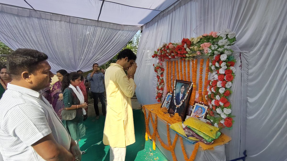 ArkeshOfficial's tweet photo. ନିଜ ପୁଅ ଓ ମାଁଙ୍କୁ ହରାଇ ମର୍ମାହତ ଆମ ବଲାଙ୍ଗିର ଆରଆର କଲୋନୀ ବାସିନ୍ଦା ଆମର ପ୍ରୀୟ ଭାଇ ଶ୍ରୀ ସୁଧୀର ଖୁଆସଙ୍କୁ ଦେଖା କରି ଗଭୀର ଅଶୃଳ ଶ୍ରଦ୍ଧାଞ୍ଜଳୀ ଜ୍ଞାପନ କରିବା ସହିତ ତାଙ୍କ ଶୋକସନ୍ତପ୍ତ ପରିବାର ବର୍ଗଙ୍କୁ ସମବେଦନା ଜଣାଇଲି । ଈଶ୍ୱର ତାଙ୍କ ପରିବାରକୁ ଶକ୍ତି ଓ ଧର୍ଯ୍ୟ ଦିଅନ୍ତୁ। 

ॐ ଶାନ୍ତି https://t.co/gm6Fz6Zyi5