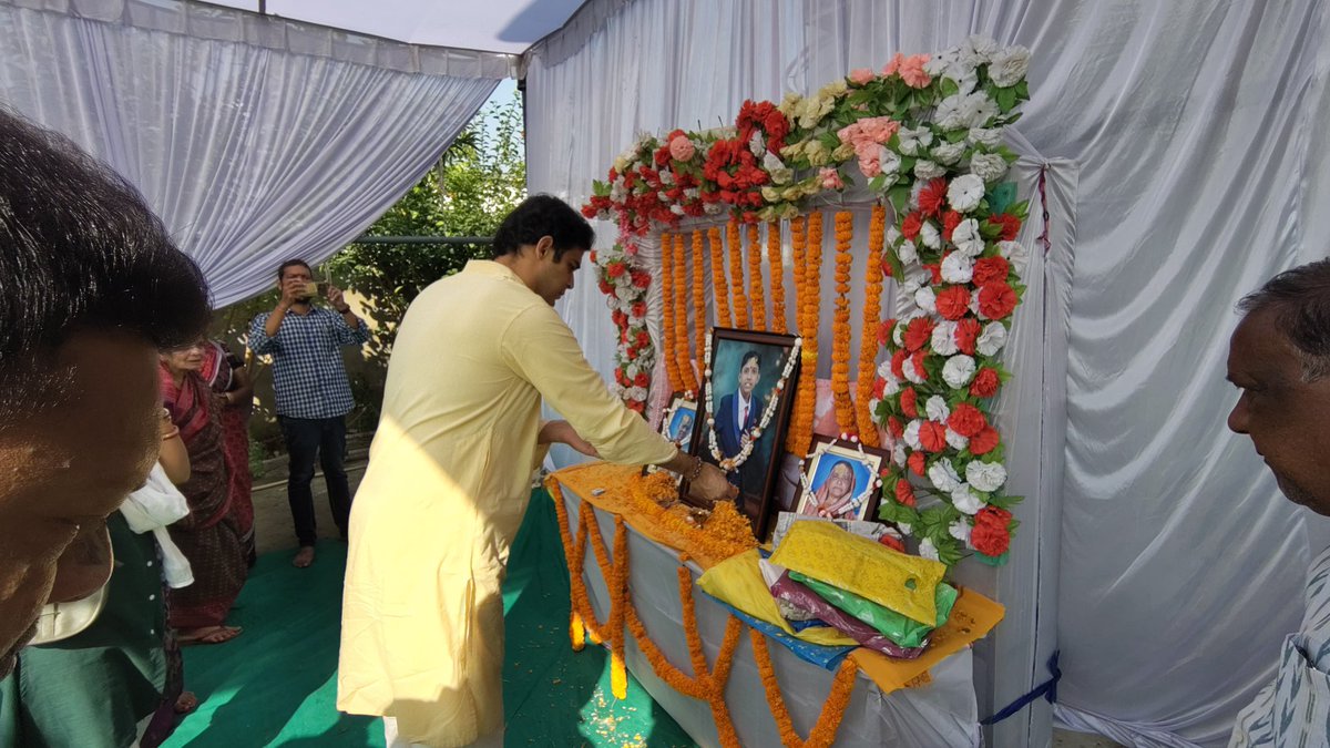 ArkeshOfficial's tweet photo. ନିଜ ପୁଅ ଓ ମାଁଙ୍କୁ ହରାଇ ମର୍ମାହତ ଆମ ବଲାଙ୍ଗିର ଆରଆର କଲୋନୀ ବାସିନ୍ଦା ଆମର ପ୍ରୀୟ ଭାଇ ଶ୍ରୀ ସୁଧୀର ଖୁଆସଙ୍କୁ ଦେଖା କରି ଗଭୀର ଅଶୃଳ ଶ୍ରଦ୍ଧାଞ୍ଜଳୀ ଜ୍ଞାପନ କରିବା ସହିତ ତାଙ୍କ ଶୋକସନ୍ତପ୍ତ ପରିବାର ବର୍ଗଙ୍କୁ ସମବେଦନା ଜଣାଇଲି । ଈଶ୍ୱର ତାଙ୍କ ପରିବାରକୁ ଶକ୍ତି ଓ ଧର୍ଯ୍ୟ ଦିଅନ୍ତୁ। 

ॐ ଶାନ୍ତି https://t.co/gm6Fz6Zyi5