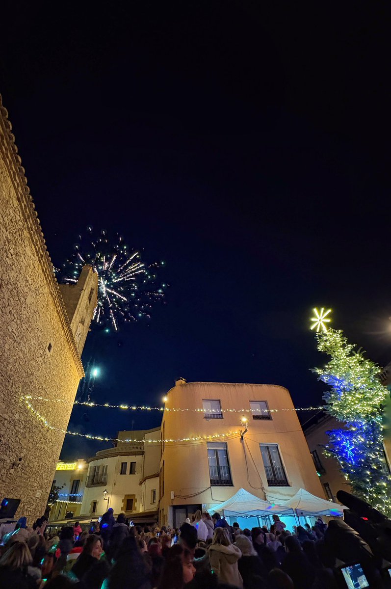 ✨Donem per inaugurada oficialment la temporada nadalenca al poble amb la tradicional encesa de llums de Nadal des de la Plaça de la Vila de #Begur, enguany acompanyada novament de focs artificials!

🎦Recupera el vídeo-resum a: instagram.com/reel/DR7m6XmiG…

🔎 visitbegur.cat/wp-content/upl…