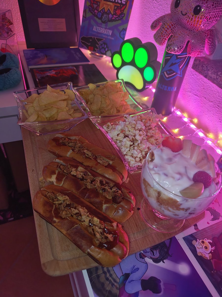 OM-NOM-NOM

Mein #FriendlyFire11 Essen

Hauptspeise: 3 HotDogs

Nachspeise: Biscuit mit Joghurt mit klein geschnittenen Himbeeren, Erdbeeren, Trauben und Banane im Glas

Snacks für Danach: Rosmarin Chips, Balsamico Chips und Popcorn 

😋