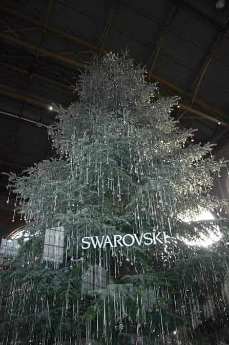 続き） スイス・チューリッヒ中央駅のクリスマスツリー。 駅構内に設置