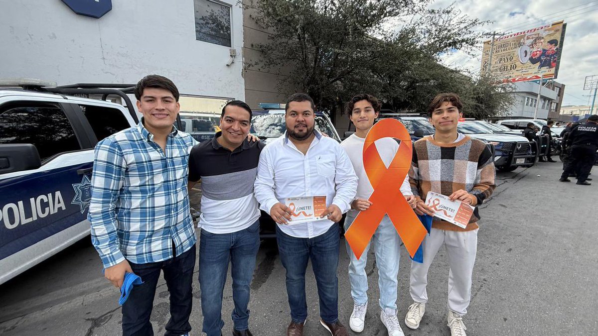 La DSPM se sumó a la campaña #ÚNETE como Embajadora Naranja. Esta mañana, personal de la corporación y el Instituto Municipal de la Mujer realizaron pega de calcas para visibilizar y prevenir la violencia de género en Torreón. Juntos promovemos entornos más seguros para 👩🏻 y 👧🏻