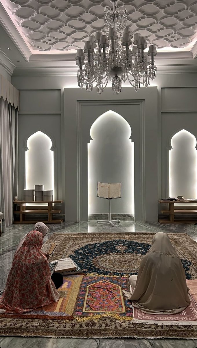 "الاختِلاط بالصّالحين يُصلِحك".🤍