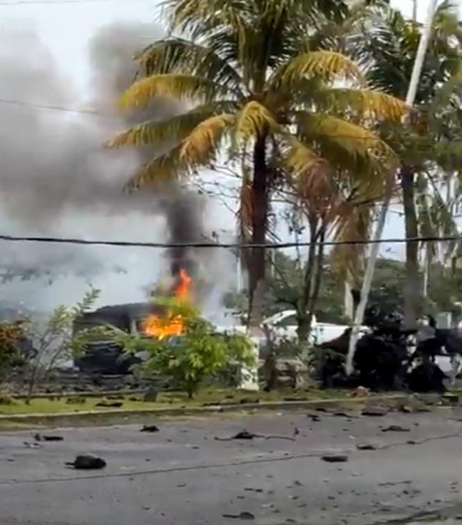 🚨#AHORA 

Tras una explosión de un carro bomba en Coahuayana, resultaron 10 personas heridas y una fallecida. 

📸<a href="/Quadratin_/">Quadratín Michoacán</a>