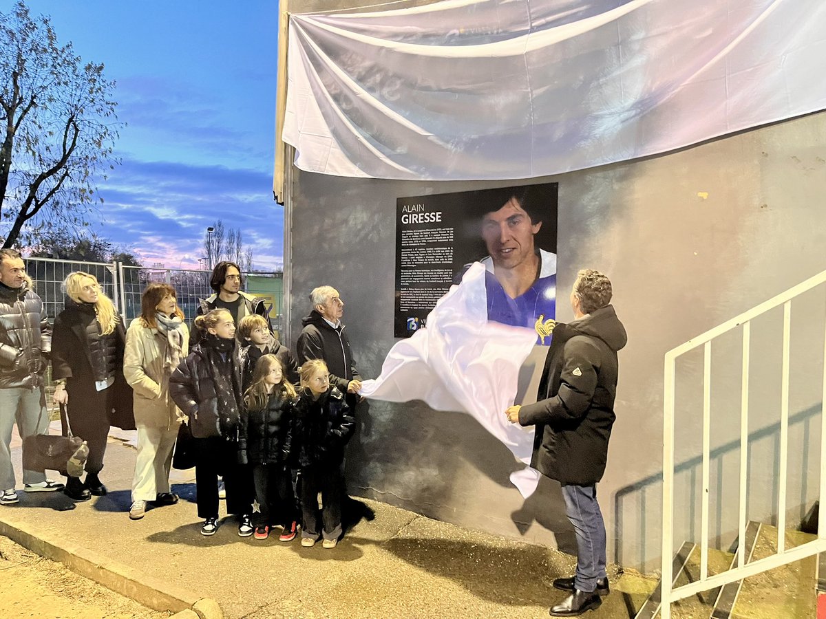v_terrailnoves's tweet photo. Très honoré d’avoir inauguré aujourd’hui le stade Alain Giresse, dont le parcours exceptionnel continue d’inspirer des générations de jeunes footballeurs.

À Balma, Alain fait partie de notre histoire commune. Installé dans notre ville depuis 1999, il s’est naturellement rapproché du BSC, avec lequel il a tissé un lien sincère, allant jusqu’à créer la Giresse Cup aux côtés de l’UNICEF, pour promouvoir l’accès au sport et à la santé pour les enfants. 

Donner son nom au stade municipal, c’est honorer un immense champion, mais aussi un homme profondément attaché à notre territoire, à ses valeurs et à sa jeunesse.

Merci à toutes celles et ceux qui ont partagé ce moment fort pour le sport balmanais et pour notre ville et merci à toi Alain pour ton implication et l’amour que tu portes à notre commune.