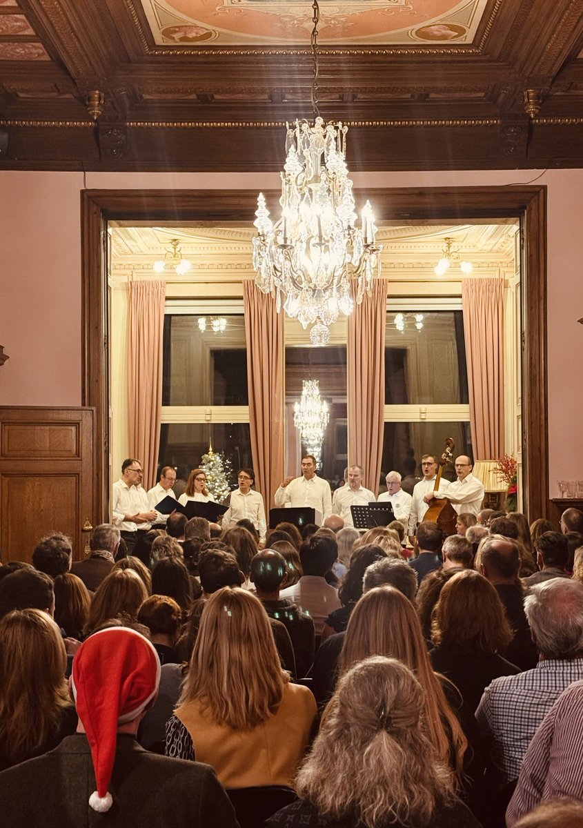 🇨🇿 <a href="/PragueHouse/">Prague House</a> v Bruselu dnes hostil slavnostní večer pořádaný velvyslancem <a href="/VladimirBaertl/">Vladimír Bärtl</a>, 
hrdým členem The Brotherhood of Traditional Song. 

O hudební doprovod se postarala Janiszewski Band a o speciální zpestření večera se svým vystoupením zasloužila Pavla Kolářová.

Během