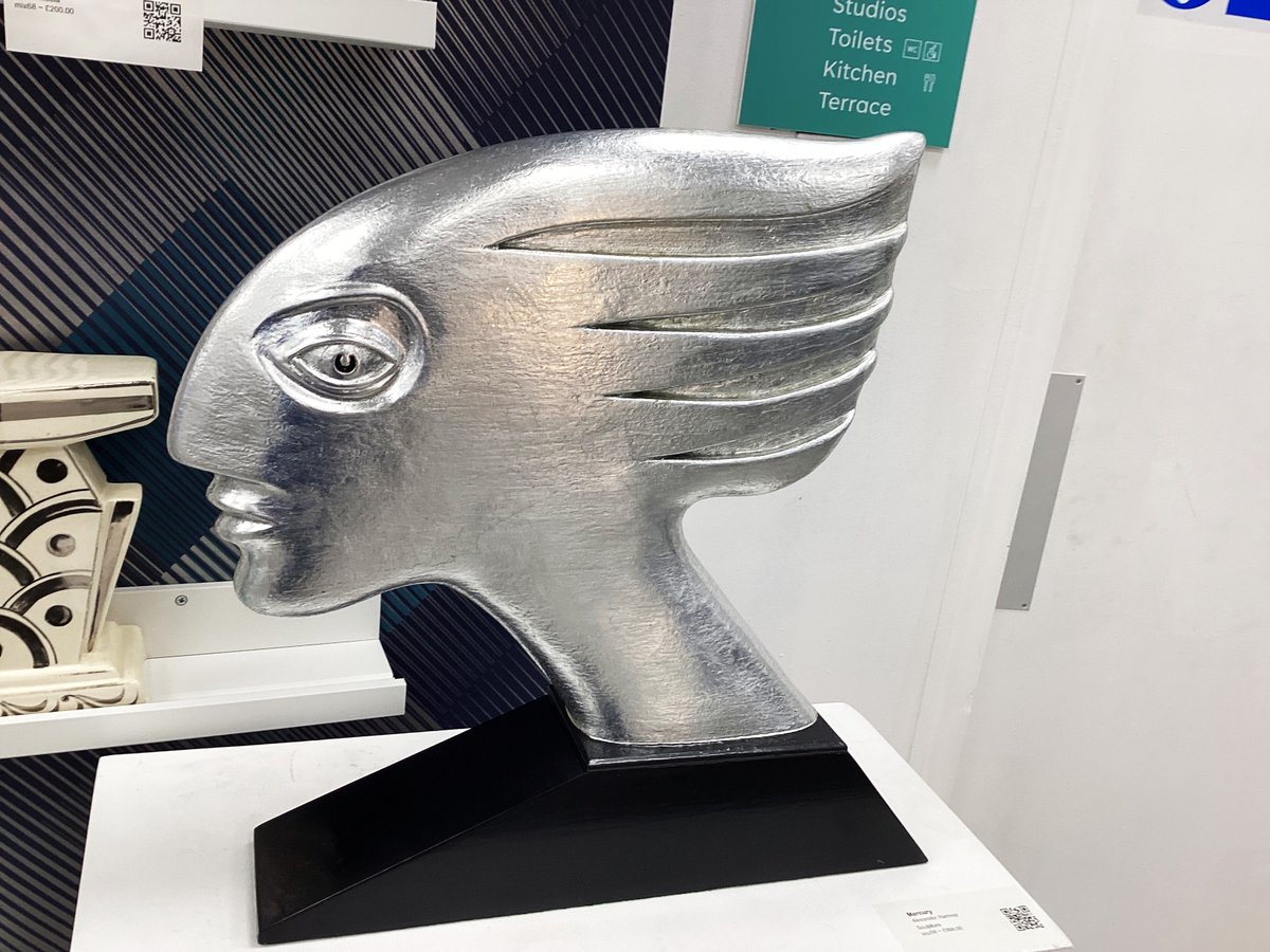 Tonight, I am reporting on a recent visit to an #Art Deco building in #Paisley, #Scotland which, apart from #architecture, provides viewing facilities of ceramics and art work from the period:visitorsguidetoscotland.com/2025/12/art-de…