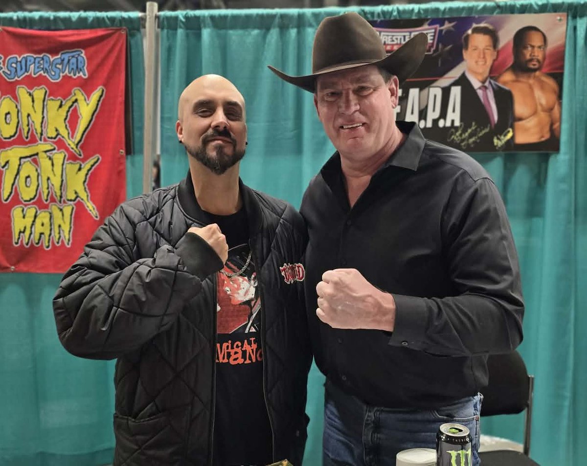 TheRowShowPod's tweet image. Bradshaw 3:16 Says I Just Stole Your Fuckin Podcast! 

So cool to meet @JCLayfield at GalaxyCon today!!