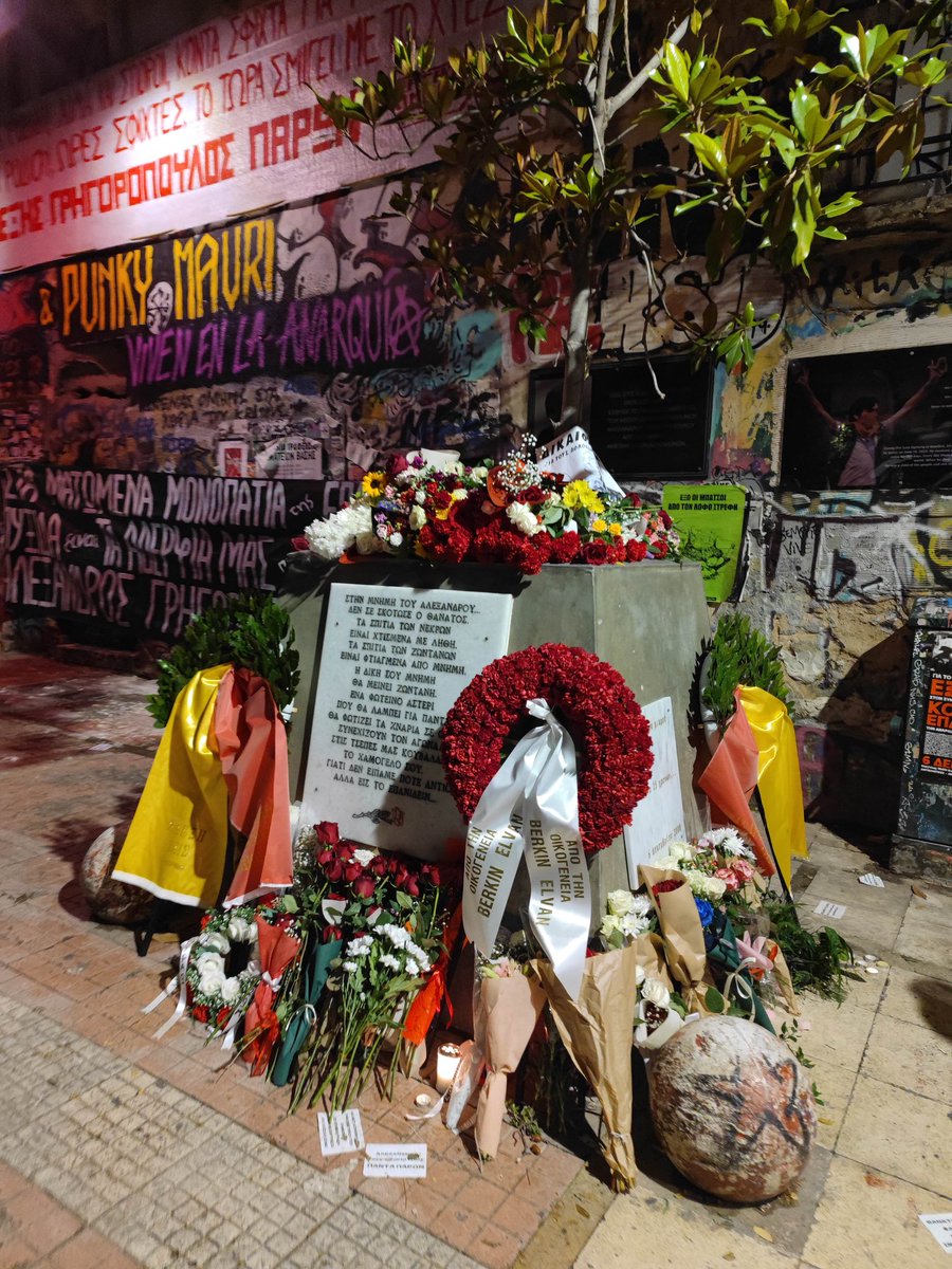 epocalibera's tweet image. Τώρα στο μνημείο του Αλεξη Γρηγοροπουλου έχει ήδη μαζευτεί κόσμος που πήρε μέρος στην πορεία ενω ακούγονται συνθήματα.

#Γρηγοροπουλος