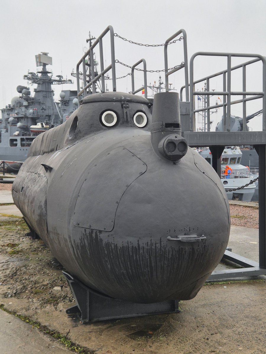 Абсолютно не могу с этой подлодки на выставке в Кронштадте

Даже Пиксар бы настолько прекрасную модель подлодки не сделал, аплодирую стоя